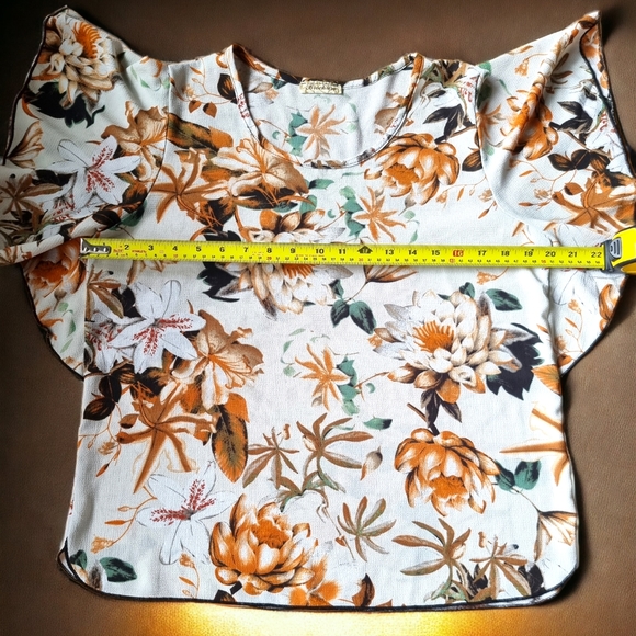 ๐3/$40 Sale!Mix & Match๐ Brochure Floral Flowy Top - Picture 4 of 7